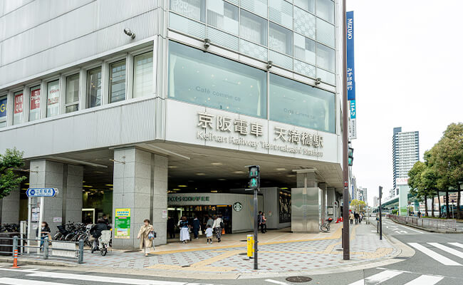 天満橋駅出口すぐ平日夕方も通える好アクセス